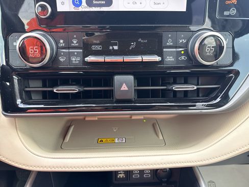 Certified 2024 Toyota Highlander XLE FWD image 17