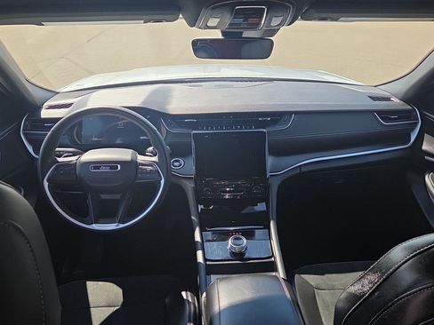 Used 2025 Jeep Grand Cherokee Altitude image 14