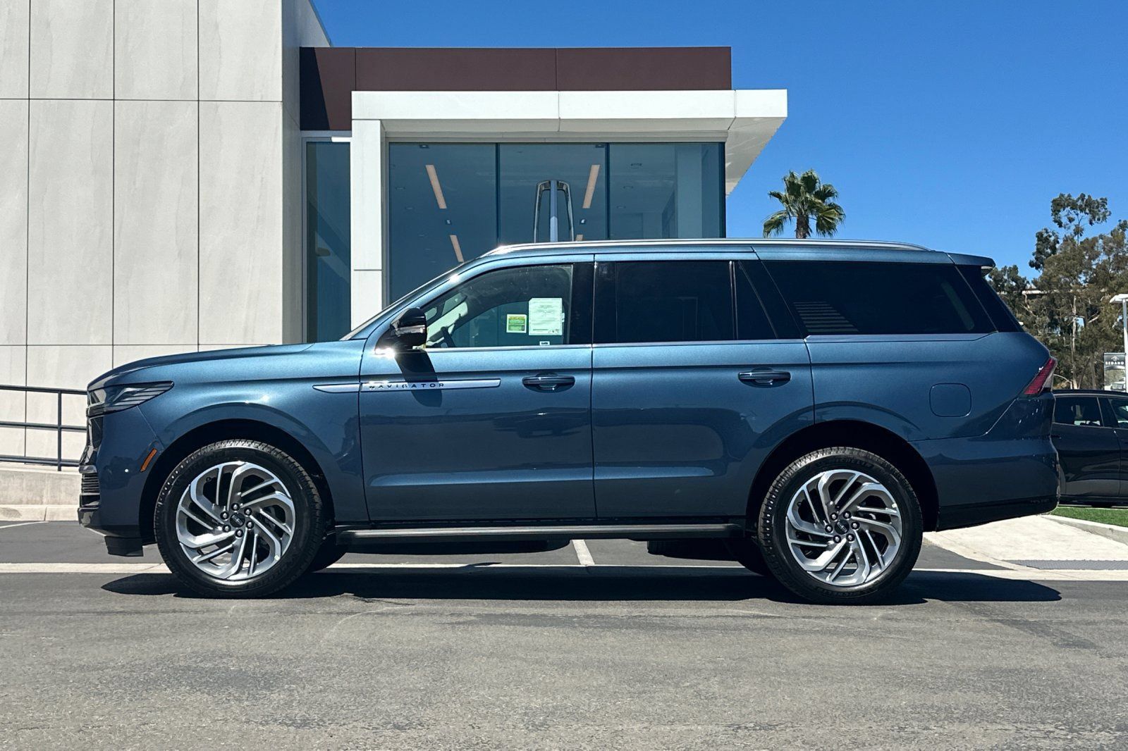 New 2027 Lincoln Navigator Premiere AWD/4WD image 6