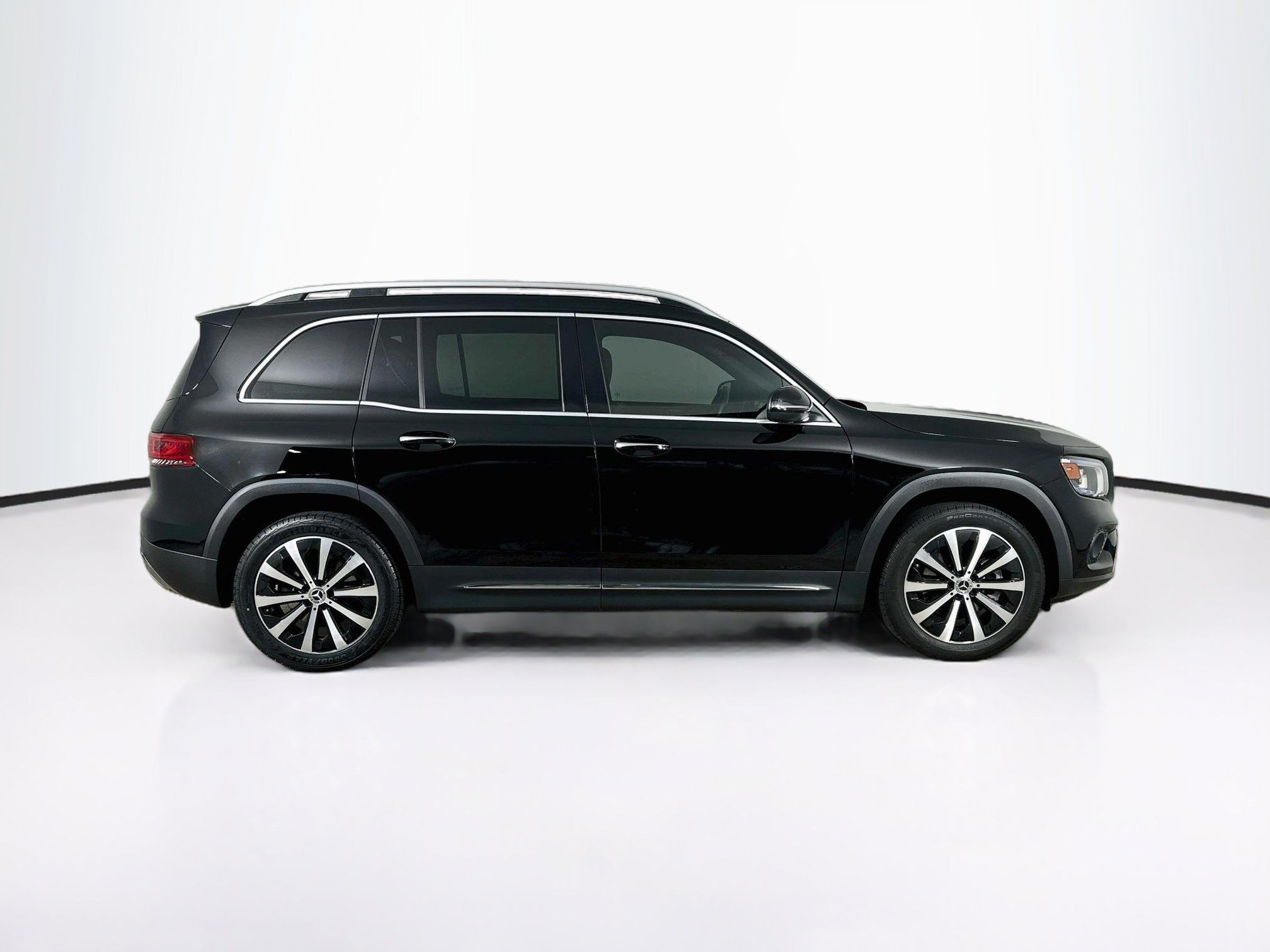 Used 2023 Mercedes-Benz GLB 250 w/ Premium Package image 10