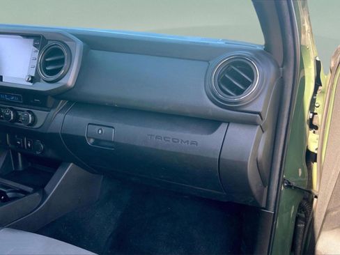 Used 2022 Toyota Tacoma TRD Off-Road image 17