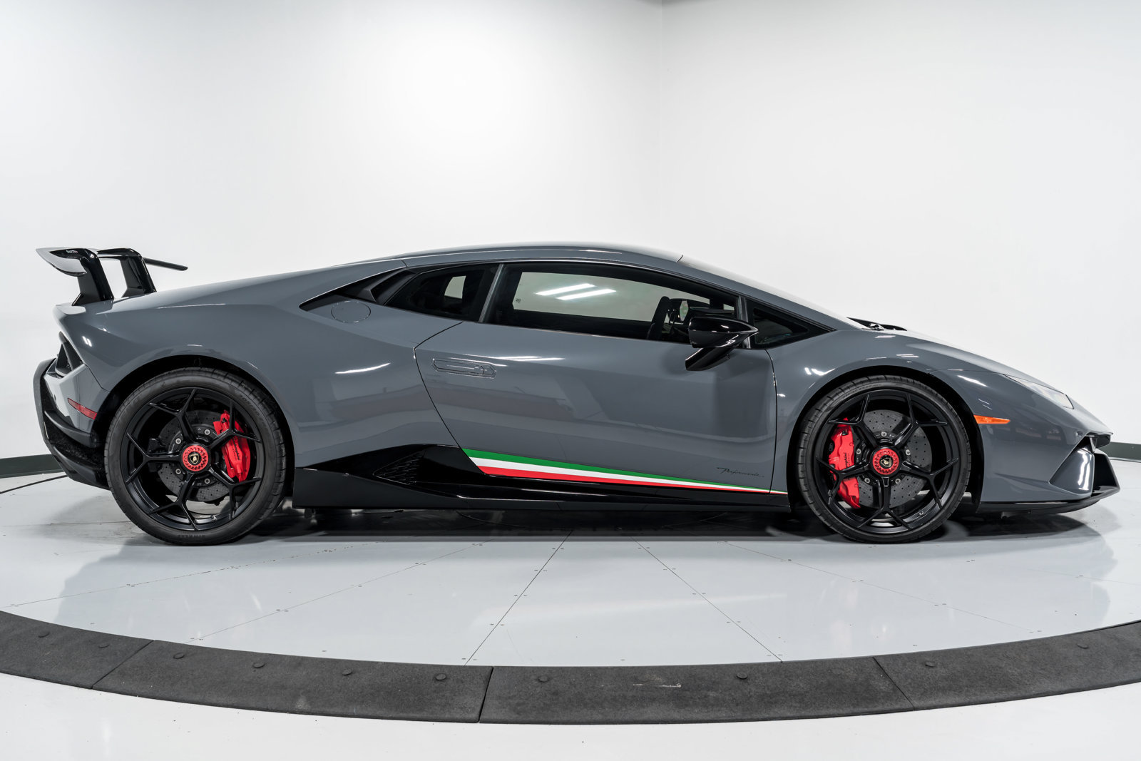 Used 2018 Lamborghini Huracan Performante AWD/4WD image 2