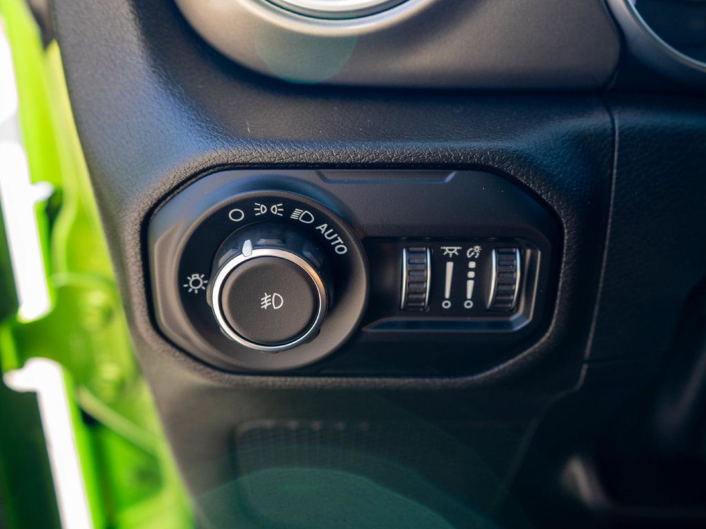 Used 2018 Jeep Wrangler Unlimited Sahara AWD/4WD image 16