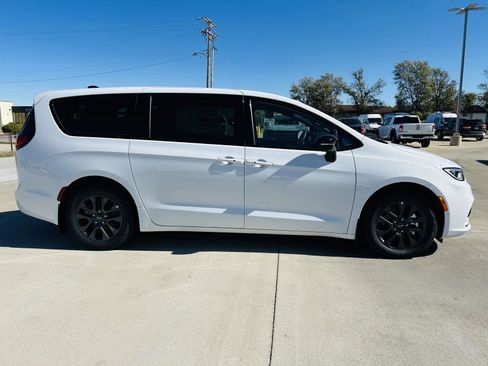 New 2026 Chrysler Pacifica Select w/ Quick Order Package 2EV image 42