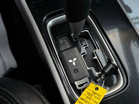 Used 2020 Mitsubishi Outlander SE image 52