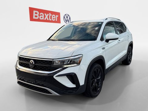 Used 2023 Volkswagen Taos SE w/ Panoramic Sunroof Package image 12