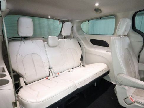 Used 2019 Chrysler Pacifica Touring-L image 12