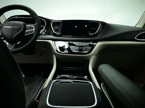 Used 2022 Chrysler Pacifica Limited image 11