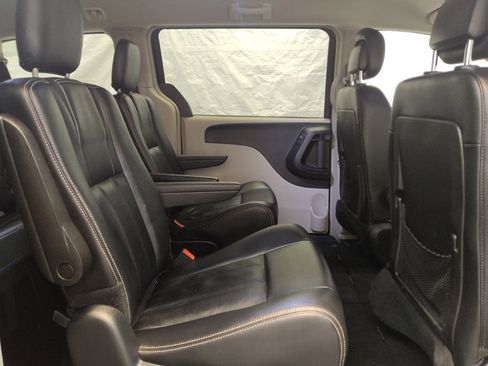 Used 2016 Chrysler Town & Country Touring image 19