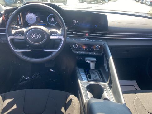 Used 2025 Hyundai Elantra SEL image 7