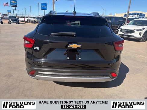 Used 2025 Chevrolet Trax LT w/ LT Convenience Package image 9