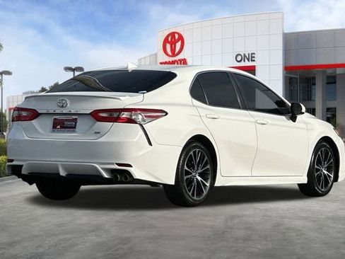 Certified 2020 Toyota Camry SE image 4