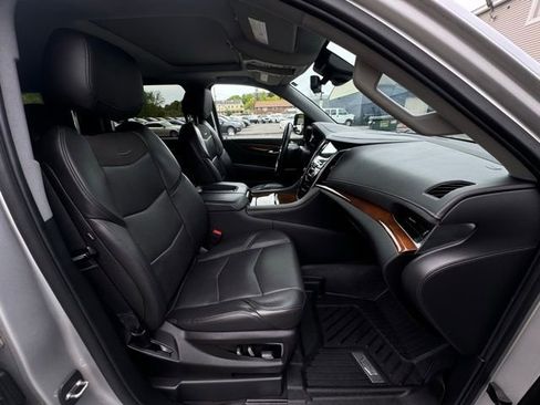 Used 2020 Cadillac Escalade Luxury AWD/4WD image 12