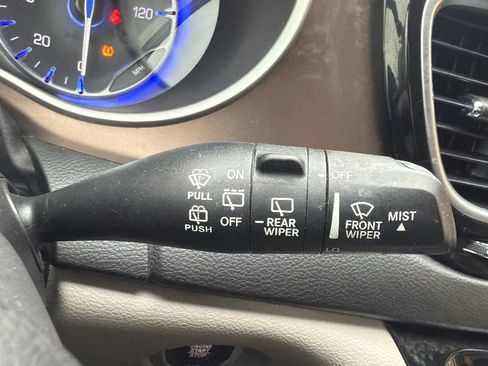 Used 2018 Chrysler Pacifica Touring-L image 13