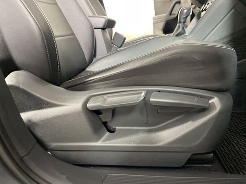 Used 2021 Volkswagen Tiguan SE w/ Panoramic Sunroof Package image 26