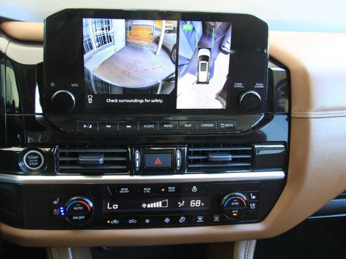 Used 2024 Nissan Pathfinder Platinum FWD image 17