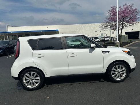 Used 2018 Kia Soul + image 3