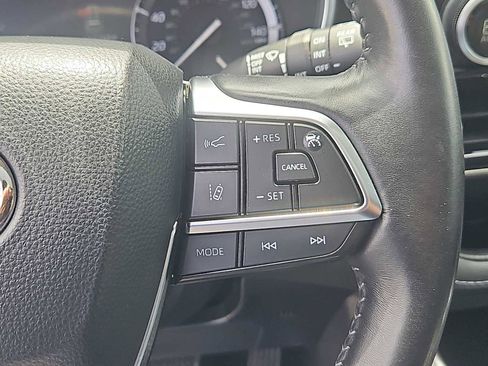 Used 2020 Toyota Highlander XLE AWD/4WD image 23