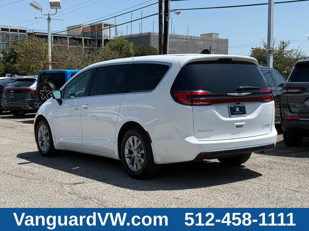 Used 2026 Chrysler Pacifica Limited FWD image 7
