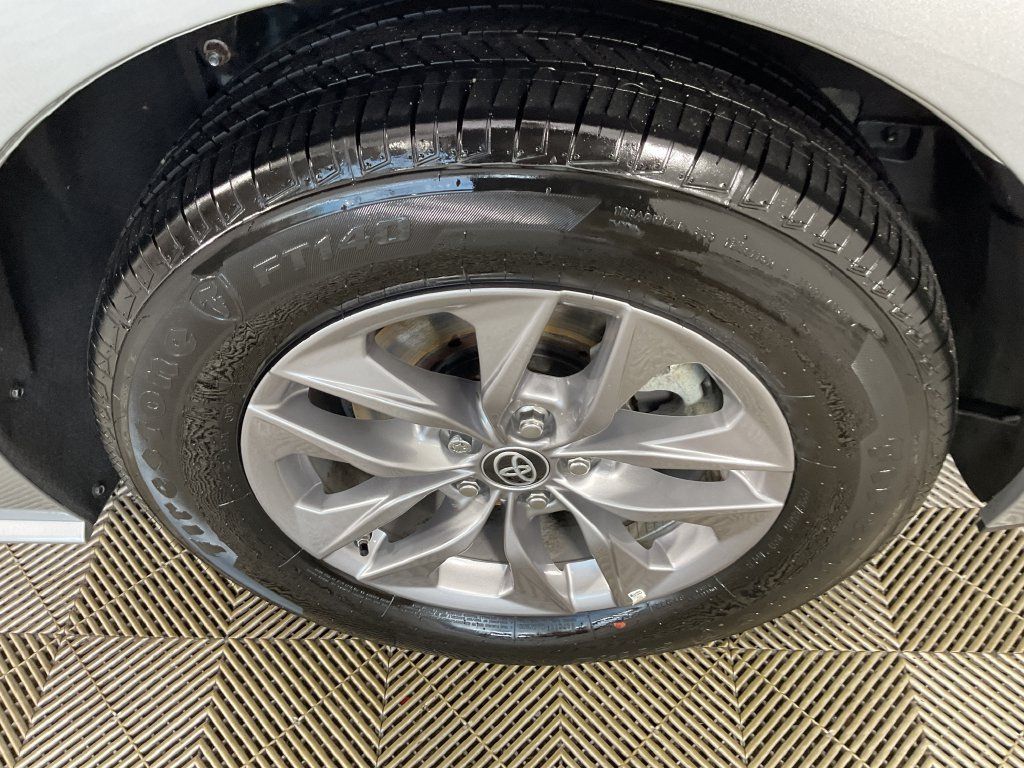 Used 2025 Toyota Sienna XLE FWD image 6