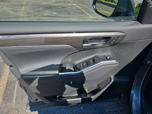 Used 2025 Toyota Highlander Platinum AWD/4WD image 20