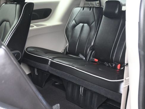 Used 2023 Chrysler Pacifica Limited FWD image 23
