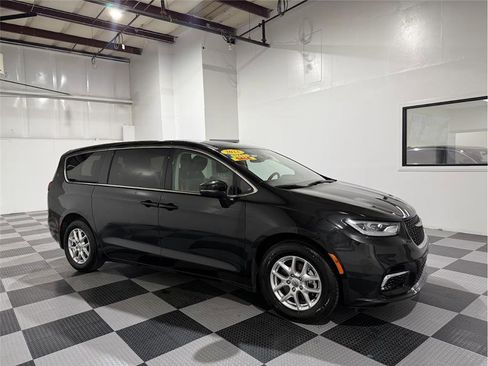 Used 2023 Chrysler Pacifica Touring-L image 1