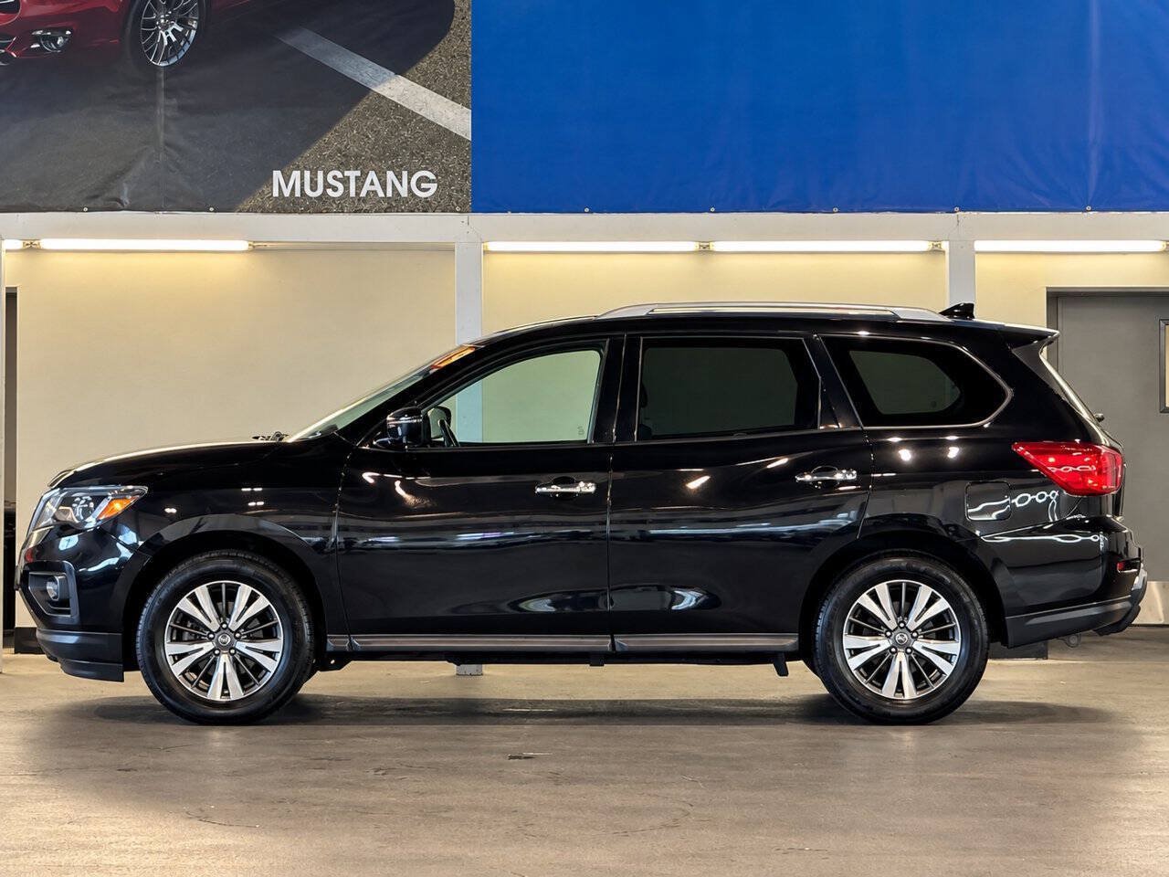 Used 2019 Nissan Pathfinder SL AWD/4WD image 17