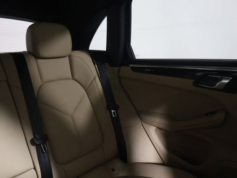 Certified 2025 Porsche Macan image 17
