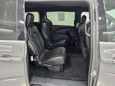 Used 2025 Chrysler Pacifica Select FWD image 19