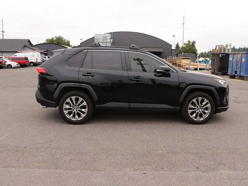 Used 2019 Toyota RAV4 XLE Premium w/ Cold Weather Package AWD/4WD image 4
