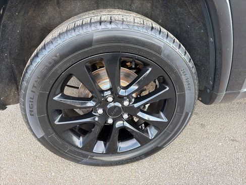 Used 2017 Jeep Grand Cherokee Altitude RWD image 3