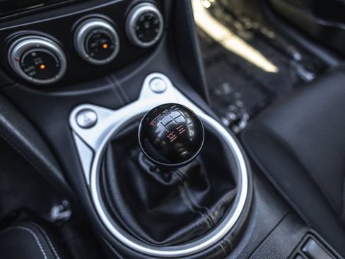 Used 2020 Nissan 370Z Coupe RWD image 18
