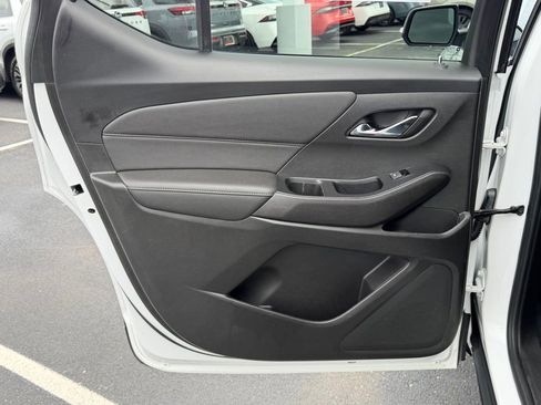 Used 2023 Chevrolet Traverse LT FWD image 17