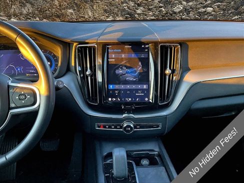 Used 2022 Volvo XC60 B5 Momentum AWD/4WD image 6