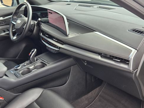 Used 2025 Cadillac XT4 Premium Luxury FWD image 29