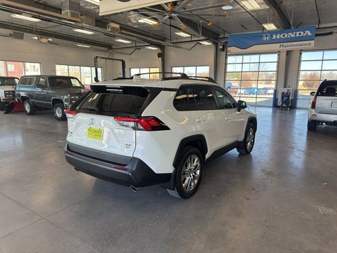Used 2021 Toyota RAV4 XLE Premium image 5