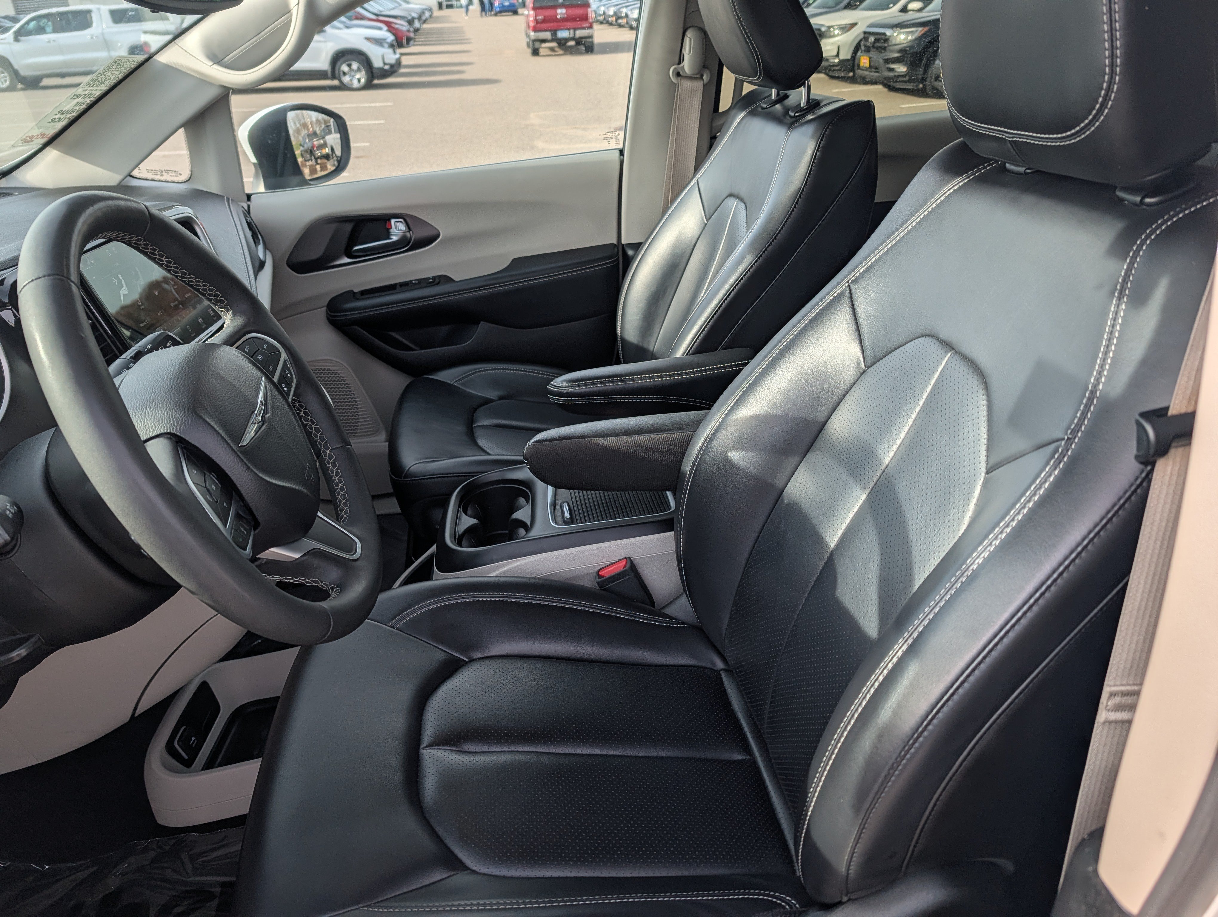 Used 2023 Chrysler Pacifica Touring-L FWD image 22
