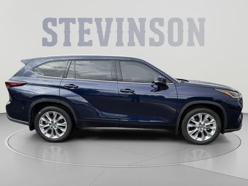 Used 2024 Toyota Highlander Limited AWD/4WD image 2