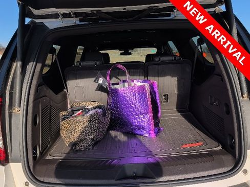 Used 2022 GMC Yukon XL SLT w/ SLT Luxury Package image 16