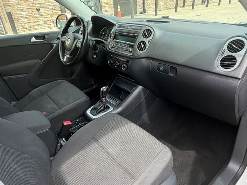 Used 2014 Volkswagen Tiguan S image 11