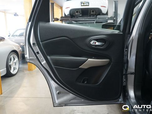 Used 2017 Jeep Cherokee Limited AWD/4WD image 22
