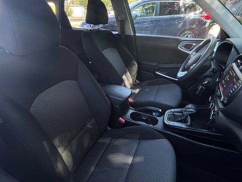 Used 2025 Kia Soul LX w/ LX Technology Package FWD image 33
