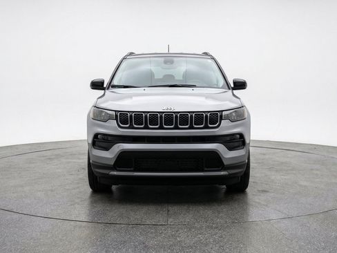 Used 2025 Jeep Compass Limited AWD/4WD image 2