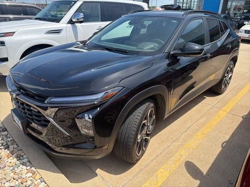 Used 2025 Chevrolet Trax RS FWD image 3