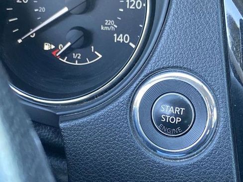 Used 2018 Nissan Rogue SV image 12