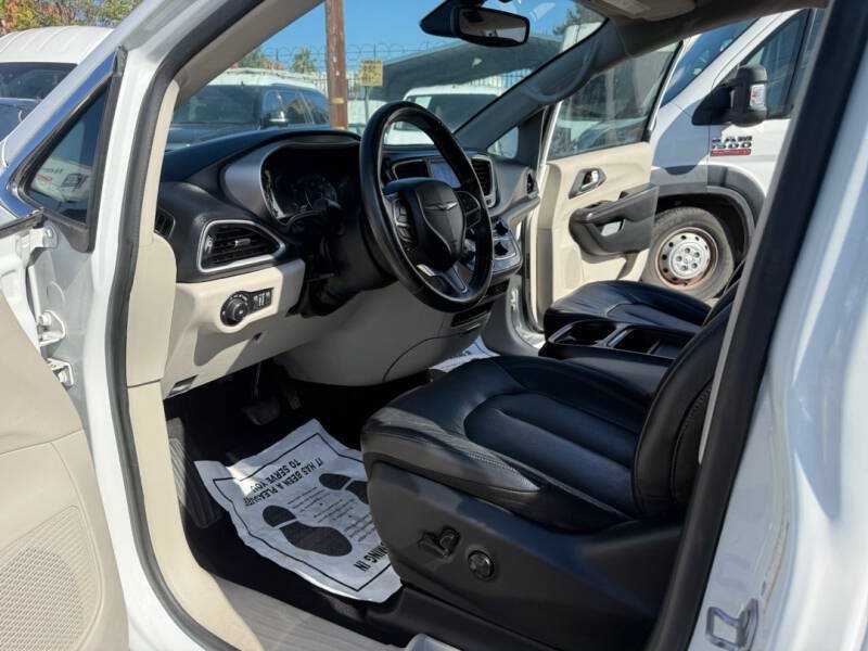 Used 2020 Chrysler Pacifica Touring-L FWD image 16