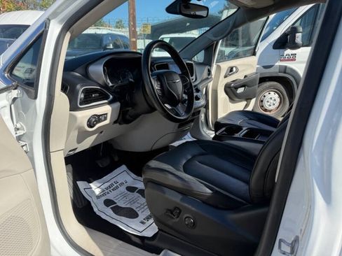 Used 2020 Chrysler Pacifica Touring-L FWD image 16
