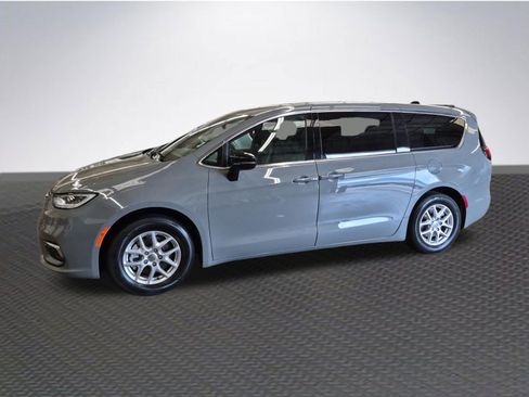 Used 2025 Chrysler Pacifica Select FWD image 2