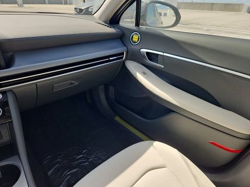Certified 2025 Hyundai Sonata SE image 9